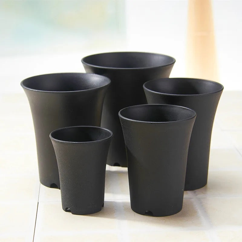 Tall plastic pot with barrel, medium