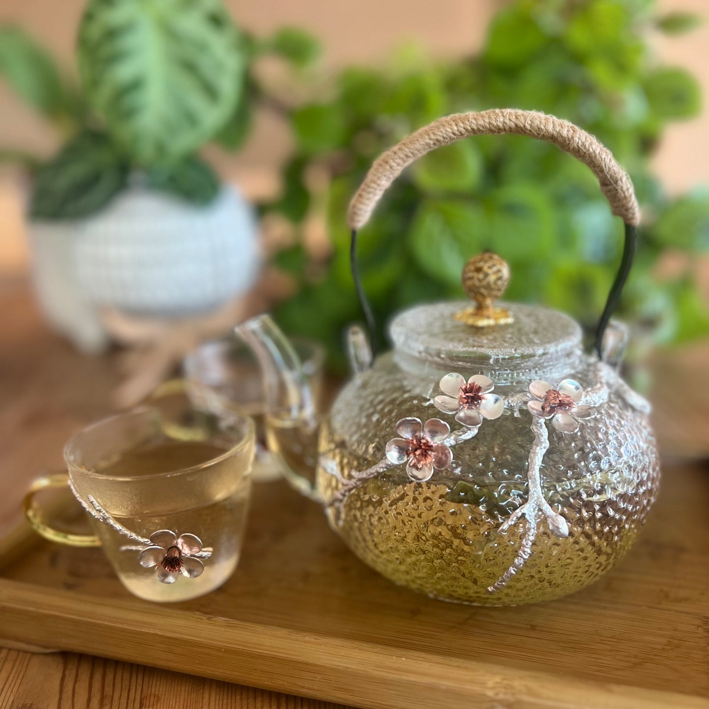 Teapot with two cups in borosilicate glass